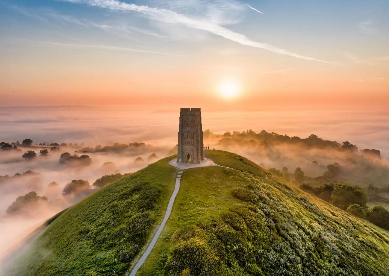 La tour de Glastonbury (Somerset, Angleterre), associée à l'île d'Avalon, d'après le romancier Geoffroy de Monmouth, en l'an 1135 de notre ère.