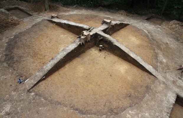 Quatre sépultures (appartenant à la culture Strzyzów) en Pologne