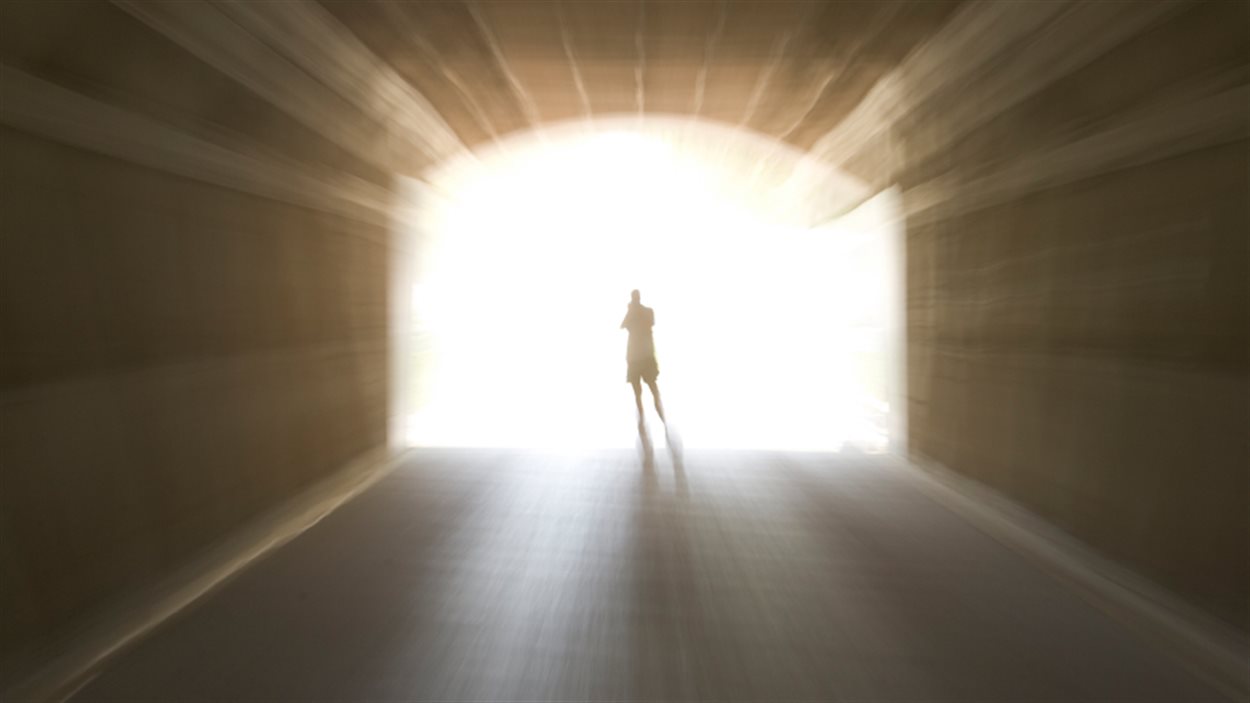 Tunnel lumineux après le coma