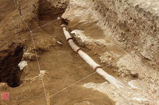 Réseau d'irrigation ou pipeline, à Farash près d'un réservoir hydraulique de Deimareh Dam, en Iran vieux, de 5 000 ans.