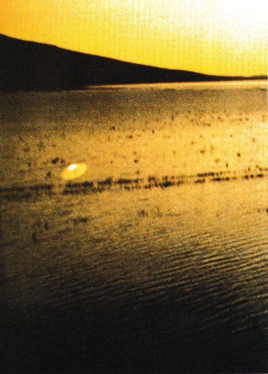 Ovni pris en photo par un magistrat français, au-dessus du lac Titicaca au Pérou.