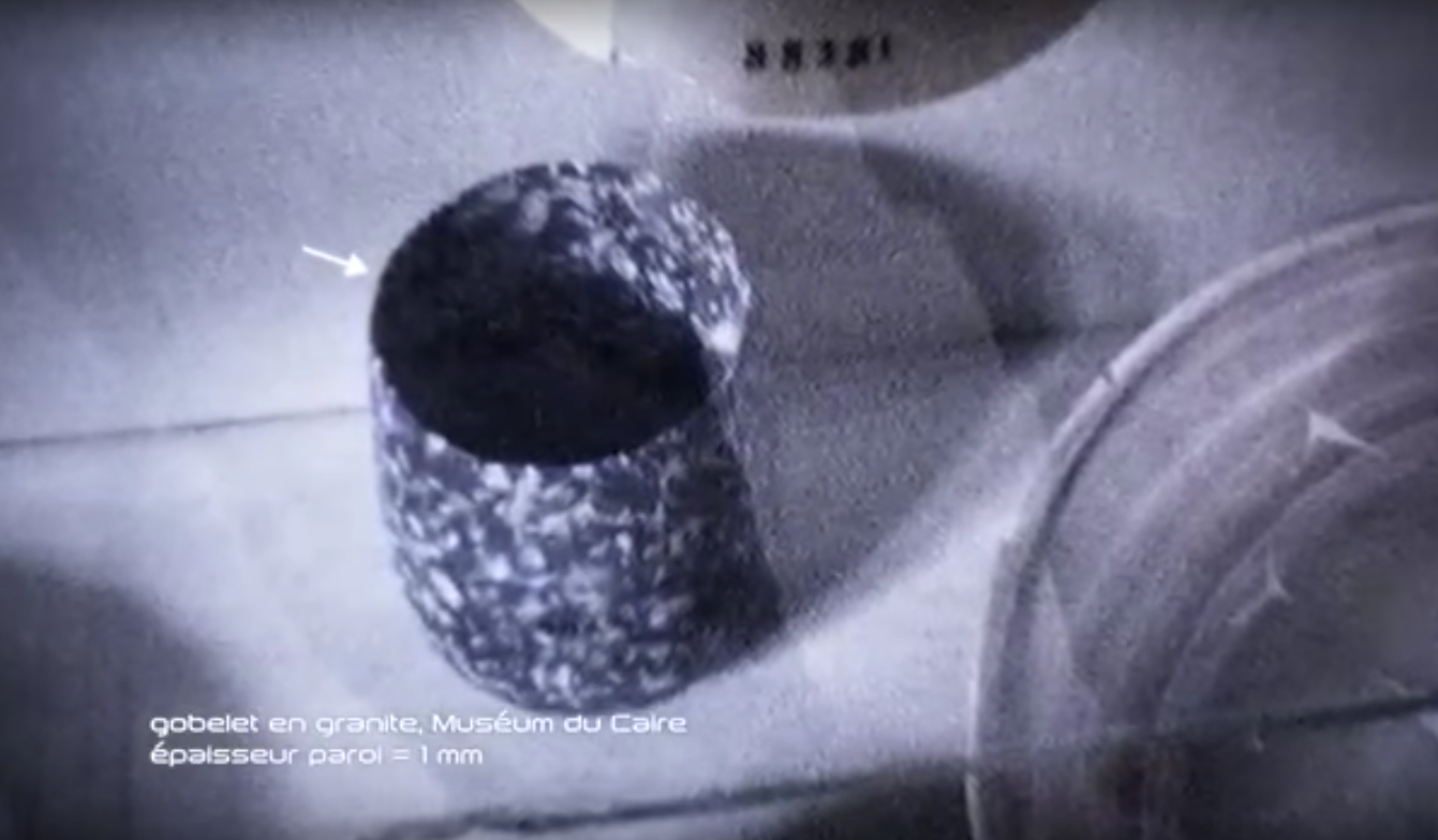 Gobelet égyptien en granit de 1mm d'épaisseur.