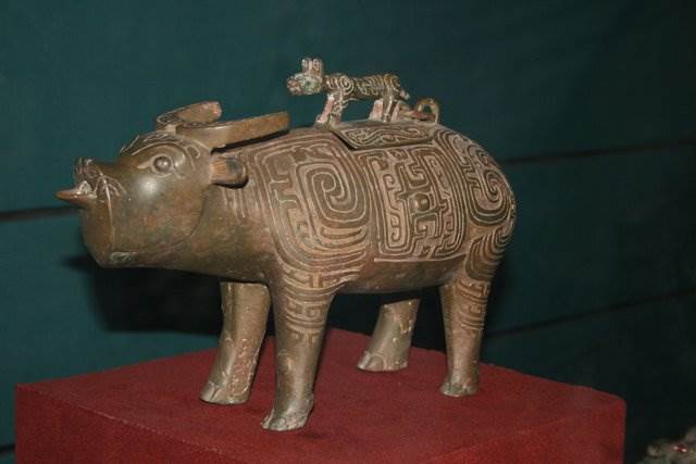 Vase zun en forme de bovidé surmonté d'un tigre, bronze, dynastie des Zhou de l'ouest, époque des Printemps & des Automnes.