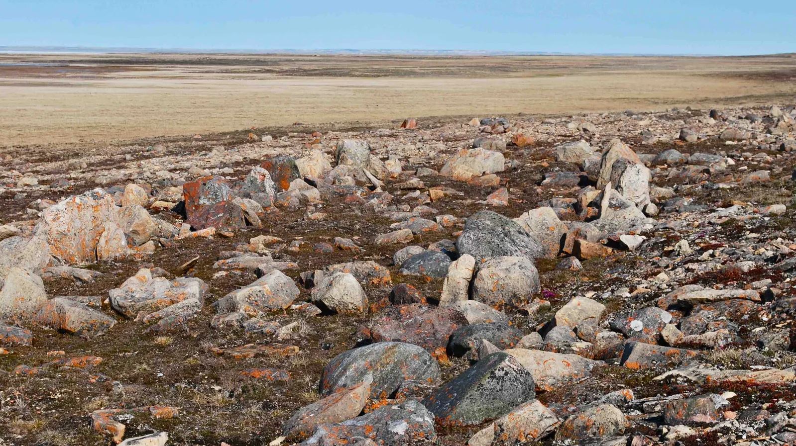Vestiges d'une maison longue dorsétienne dans l'Arctique canadien, il y a 4 000 ans.