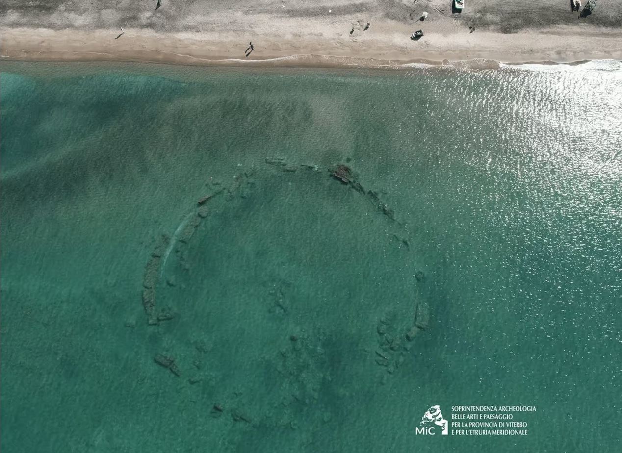 Villa romaine (structure circulaire), plage de Campo di Mare, dans la mer Adriatique, en Italie.