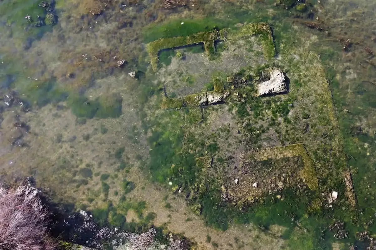 Thermes d'une villa romain qui ressurgit du lac Fusaro, par gonflement du sol (ou bradyséisme).