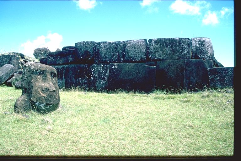 Moaï à Vinapu Ahu Hanga sur l'île de Pâques.