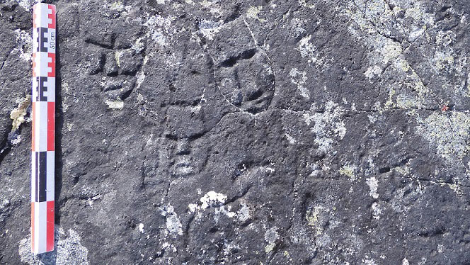 Visages en pétroglyphes chez les Inuits.