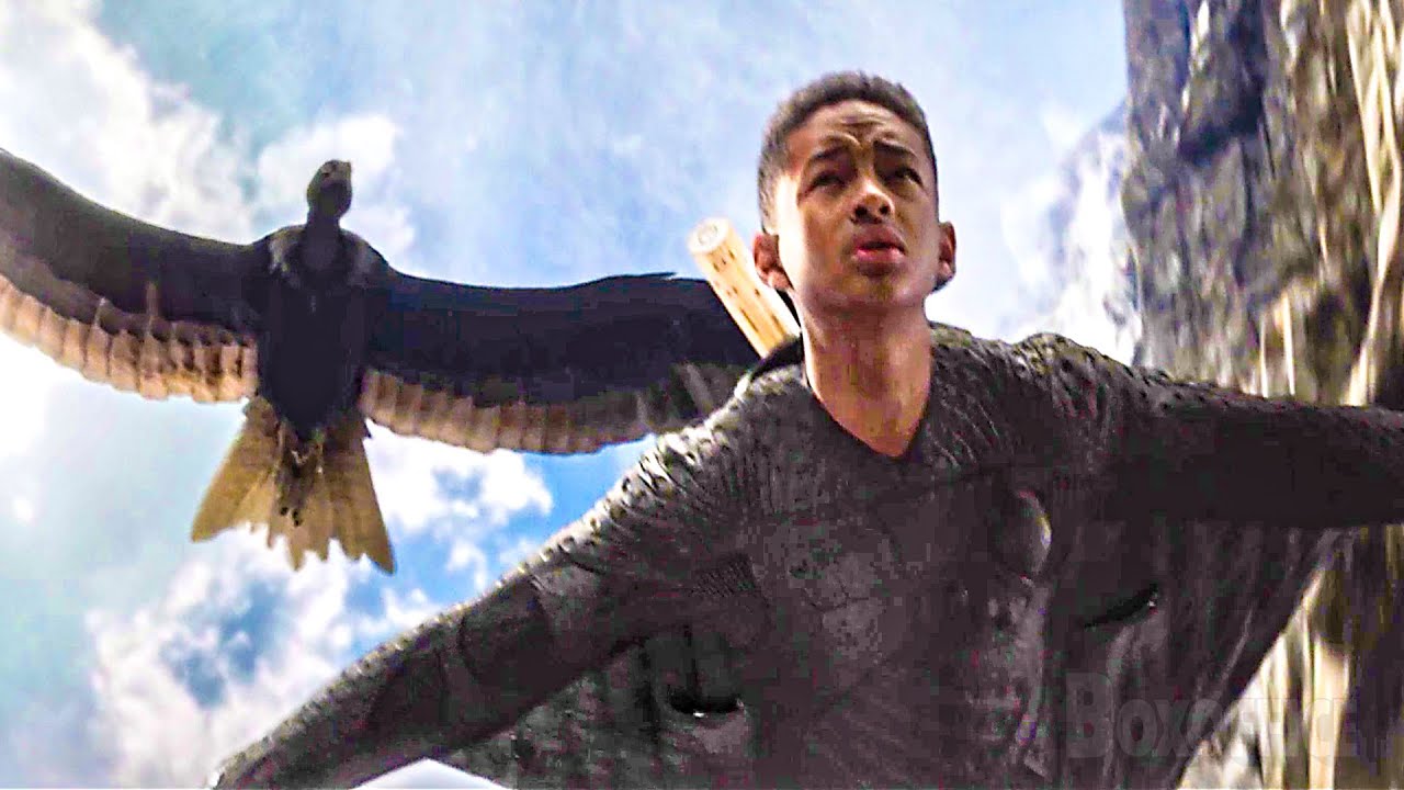 Jaden Smith en winguit, poursuivi par un rapace géant dans le film After Earth.