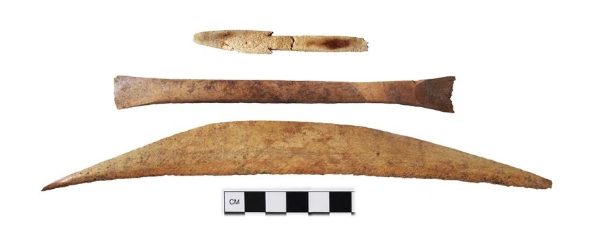 Arc et flèches d'enfant provenant de la tombe 26 du cimetière de Shombuuziin Belchir.