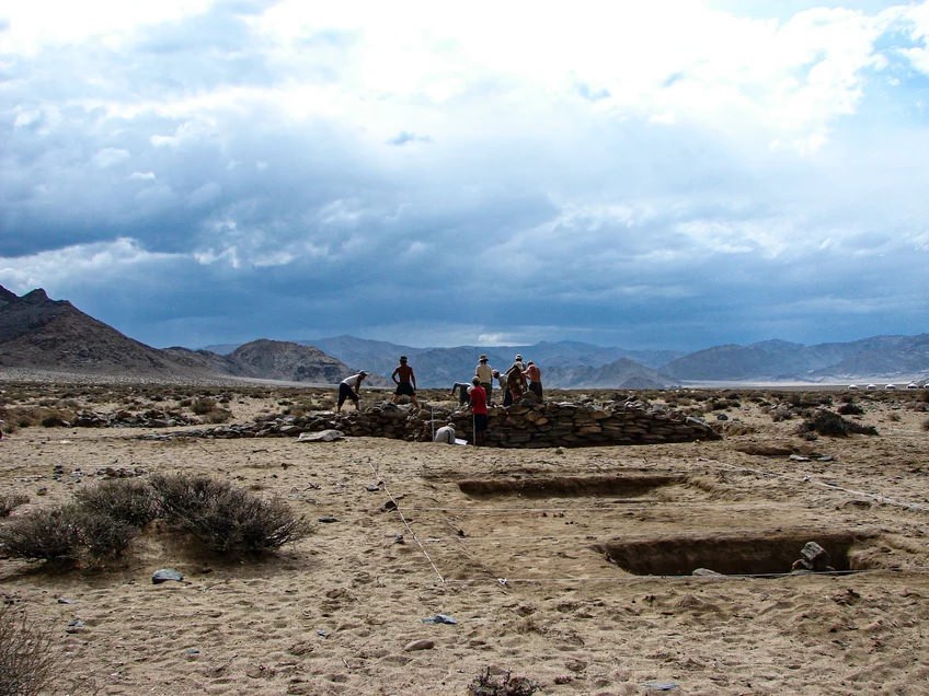 Excavation de la tombe d'élite Xiongnu 64, d'une femme aristocrate de haut rang, sur le site de Takhiltiin Khotgor, dans l'Altaï mongol.