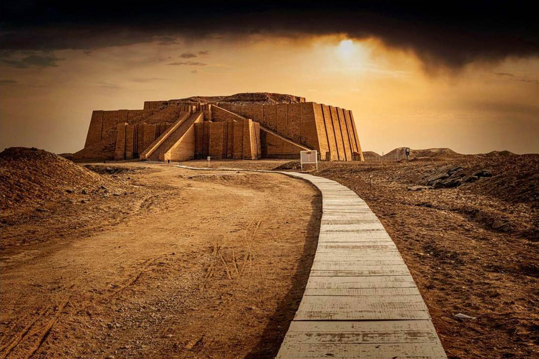 Ziggurat d'Ur surmontée d'un temple en Irak, il y a 4 100 ans.